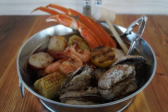 Steamer pot with low country boil