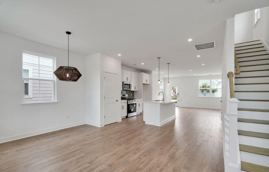5446 Livingroom To Kitchen