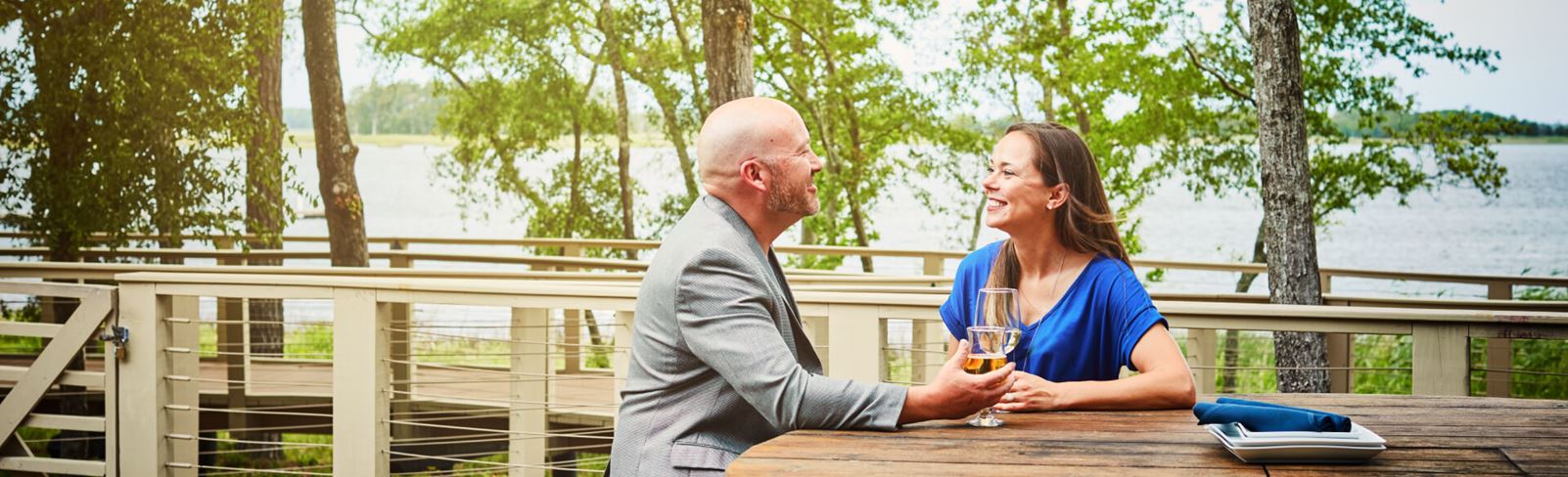 Couple enjoying outside dining at Smoke on the Water in Riverlights.